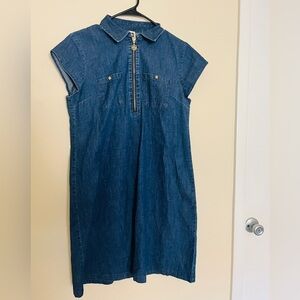 ANNE KLEIN SHORT SLEEVE DENIM DRESS WITH GOLD LION EMBLEM ZIPPER -SIZE 6
